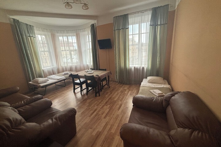Room 193 of 272
