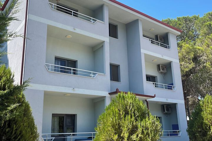 Canary Hotel in Golem
