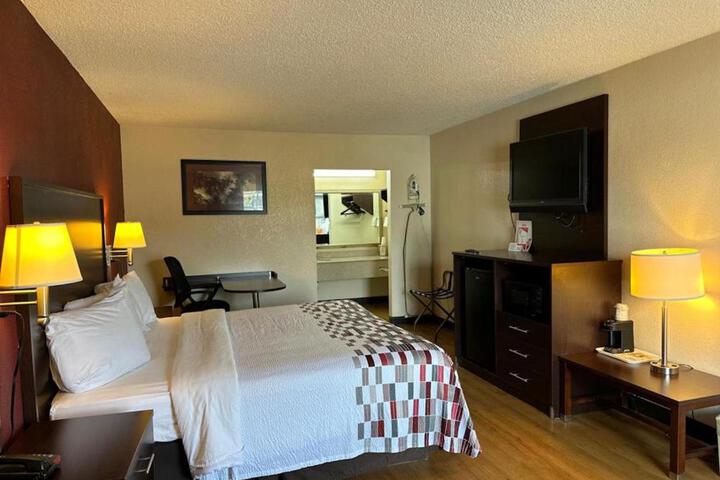 1 King Bed (8 of 9)