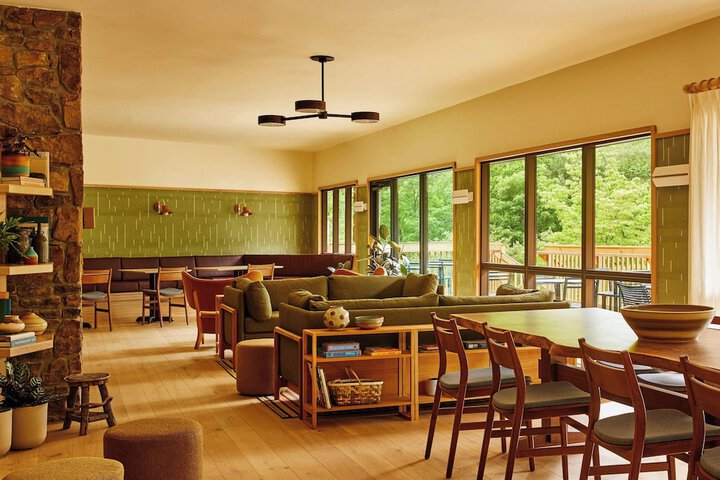 Lounge 63 of 72