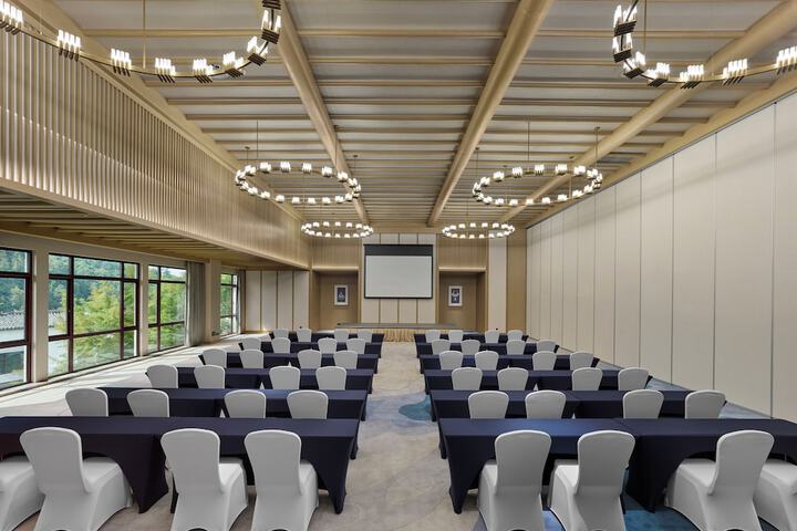 Ballroom/Hall 28 of 29