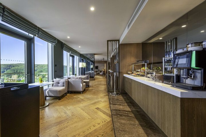Lounge 142 of 202