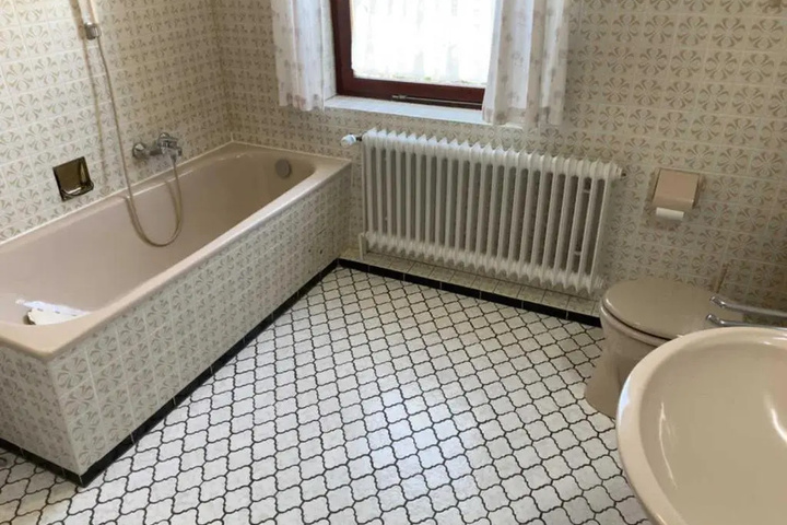 Room 7 of 16