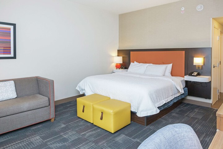 1 King Bed Accessible (25 of 27)