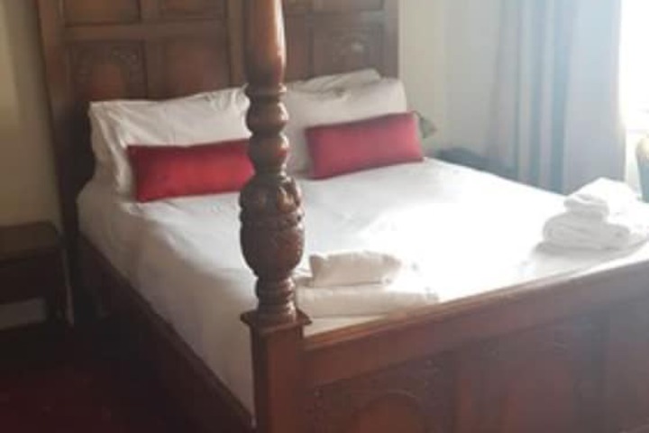 Room 4 of 33