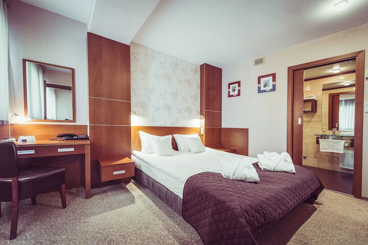 Room 3 of 62