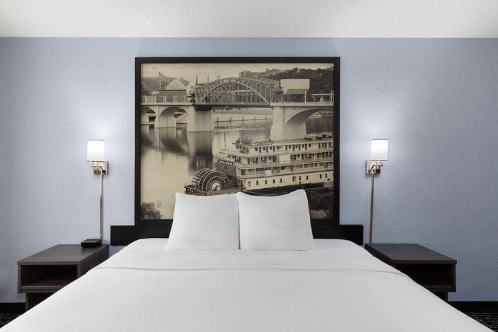 1 King Bed (6 of 23)