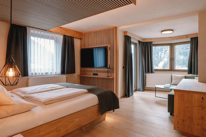Room 12 of 100
