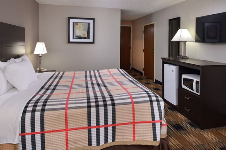 1 King Bed (5 of 9)
