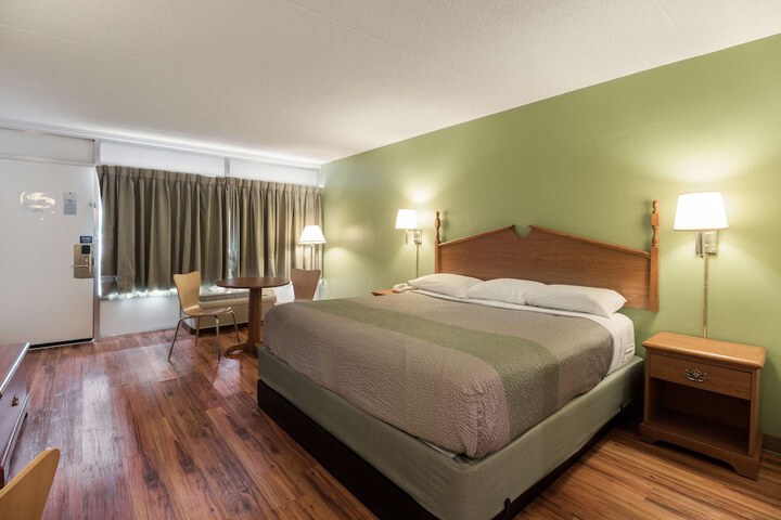 1 King Bed (8 of 11)
