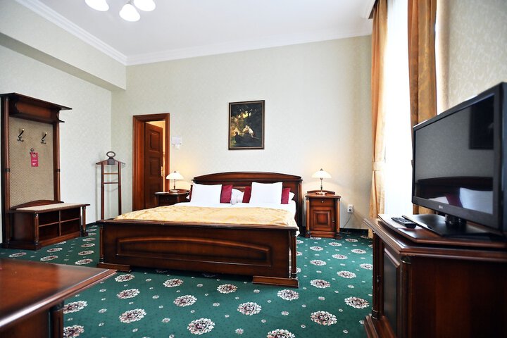 Room 27 of 102