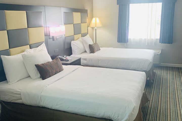1 King Bed Desk Microwave and Refrigerator High Speed Internet Accessible Coffee Maker, Hairdryer Full Breakfast (17 of 18)