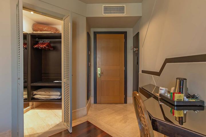 Room 35 of 174
