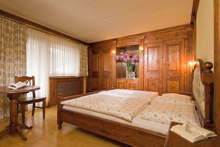 Room 11 of 34