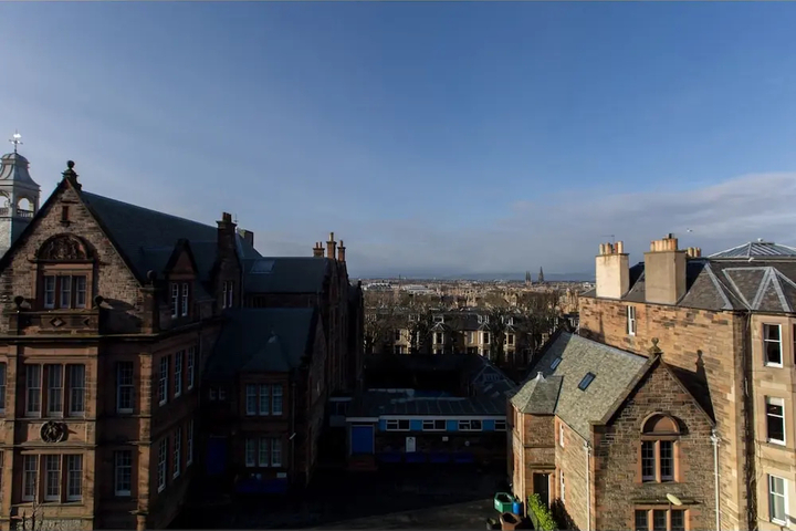 Spacious 1BR Flat With View in Edinburgh -sleeps 4