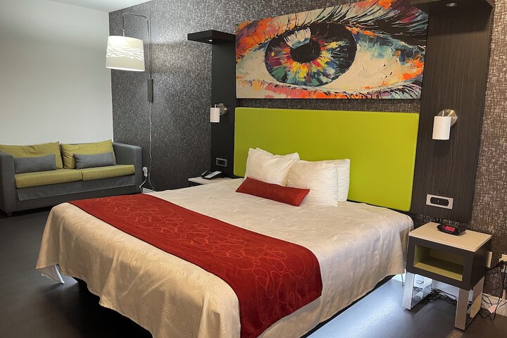 1 King Bed (2 of 9)