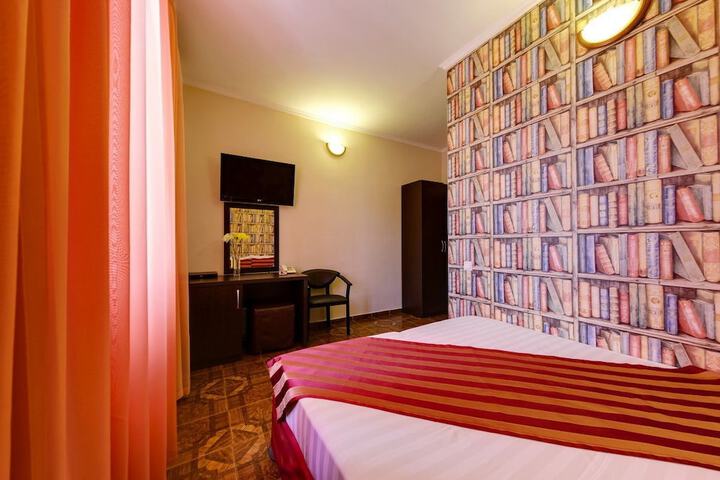 Room 8 of 25
