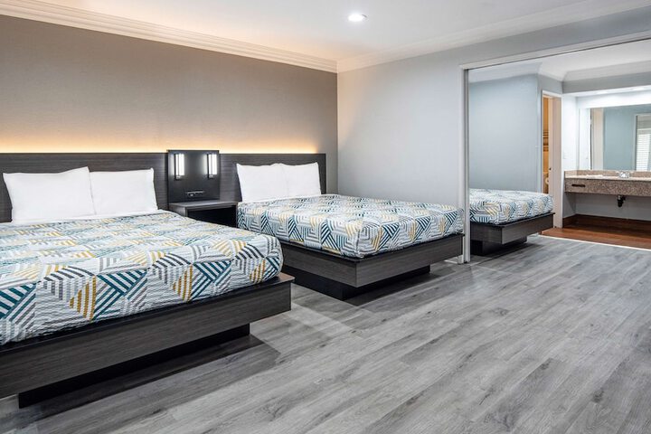 2 Queen Beds (11 of 11)