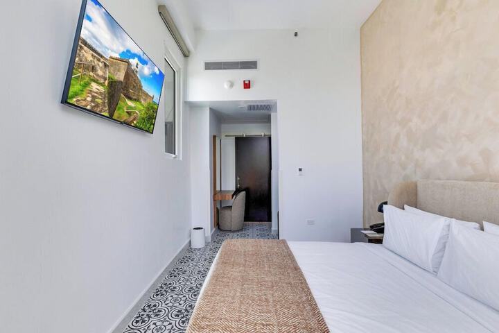 Room 5 of 98