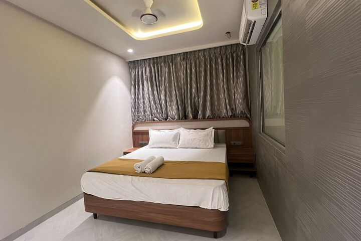 Room 6 of 12