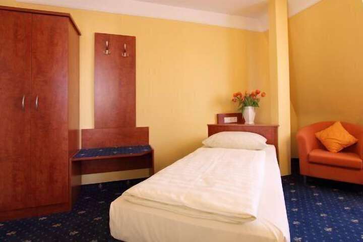 Room 8 of 74