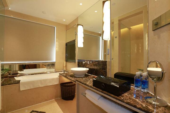 Room 17 of 48