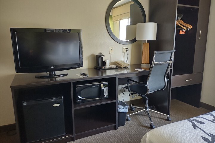 Queen Bed Accessible (7 of 15)