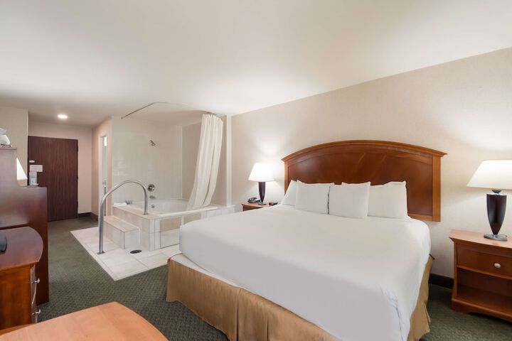 1 King Bed High Speed Internet Accessible Jacuzzi Microwave and Refrigerator Continenta (2 of 20)