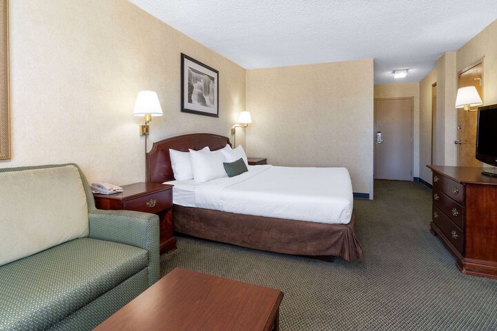 1 King Bed (11 of 17)