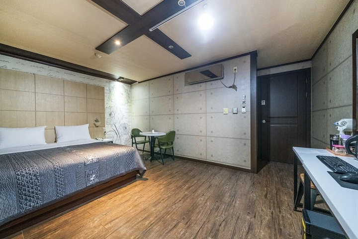Room 6 of 14
