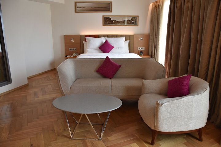 Room 5 of 104