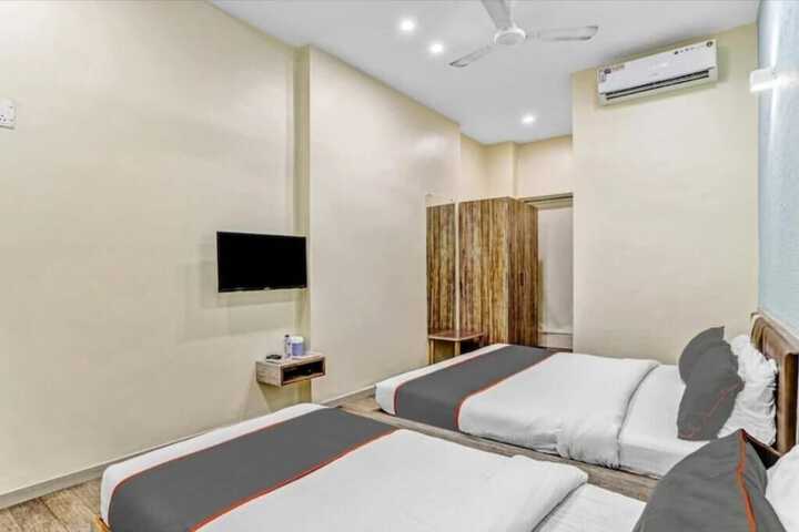 Room 4 of 8