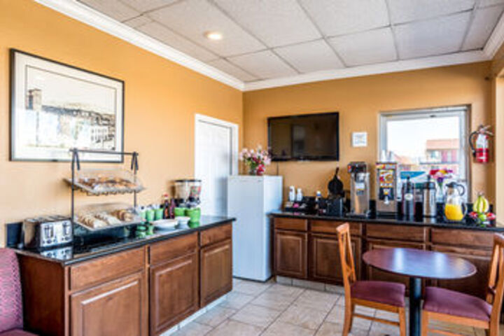 Lounge 38 of 49