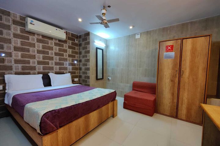 Room 4 of 7