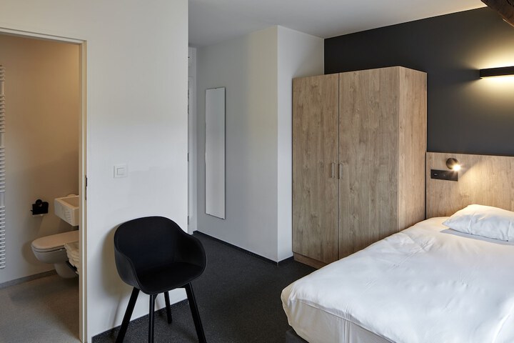 Room 33 of 56