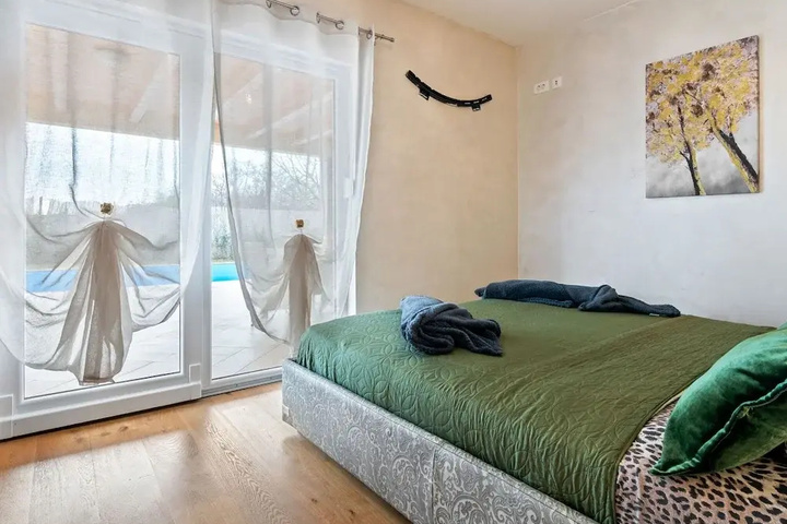 Room 4 of 15