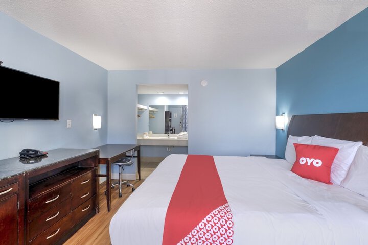 1 King Bed (5 of 7)