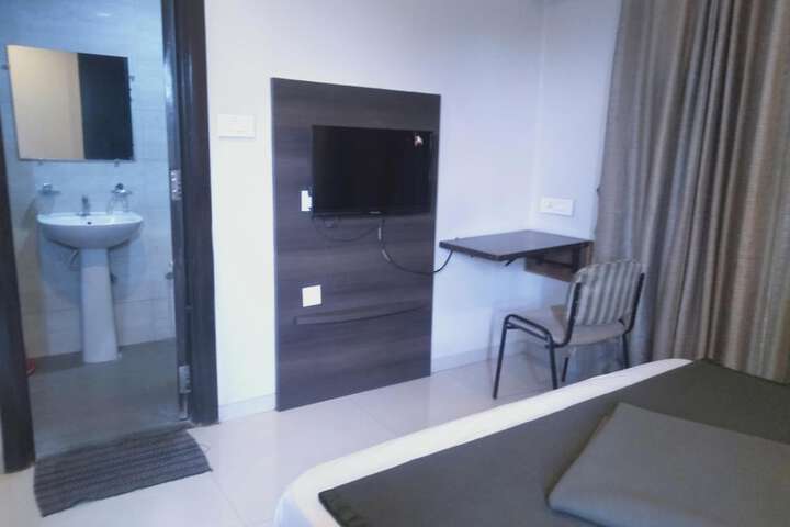 Room 6 of 18