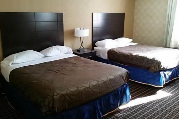 Quadruple 2 Double Beds (1 of 7)