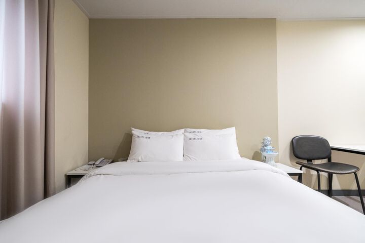 Room 83 of 142