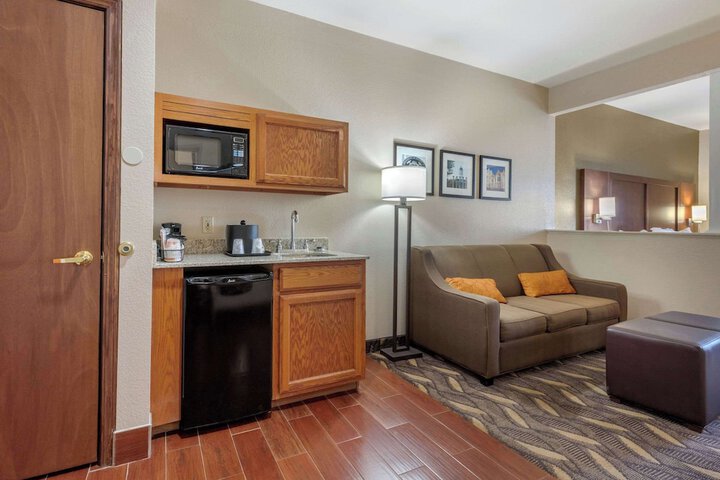 Suite King Bed Accessible (4 of 25)