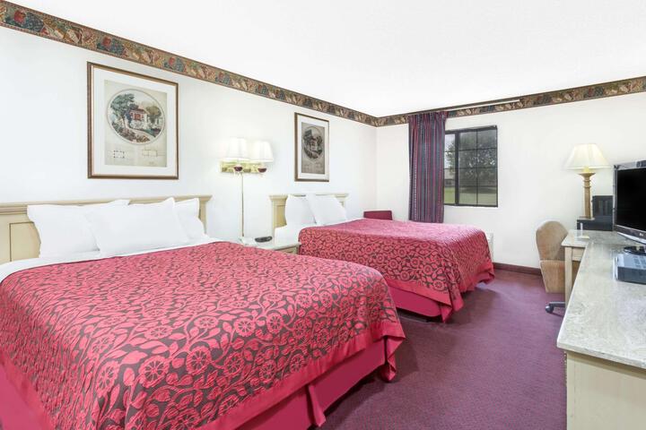2 Queen Beds (4 of 6)