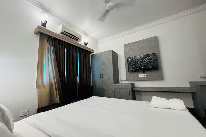 Room 6 of 25
