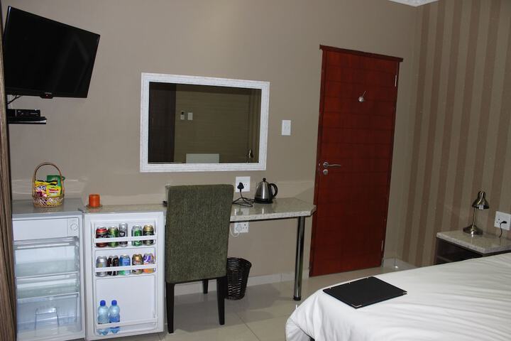 Room 4 of 28