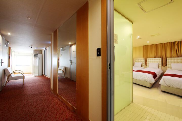Room 8 of 50