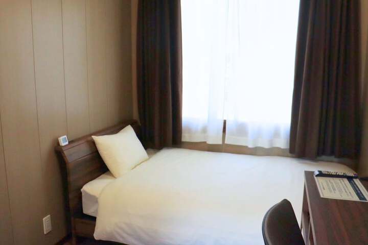 Room 6 of 18