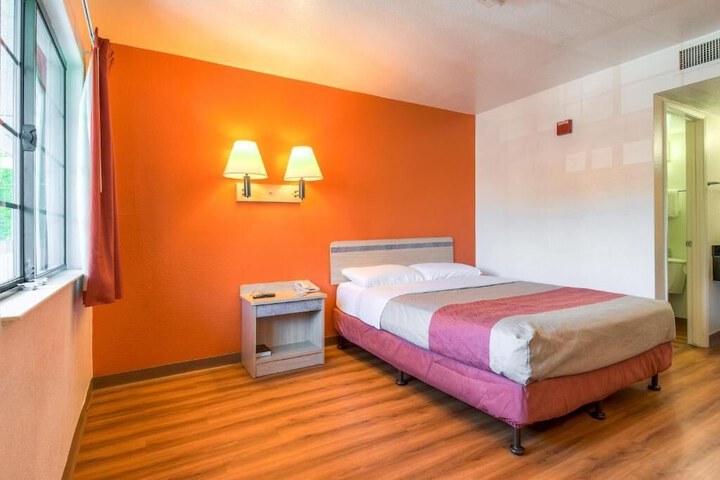 1 Queen Bed (6 of 15)