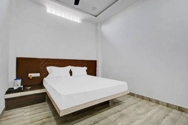 Room 4 of 11