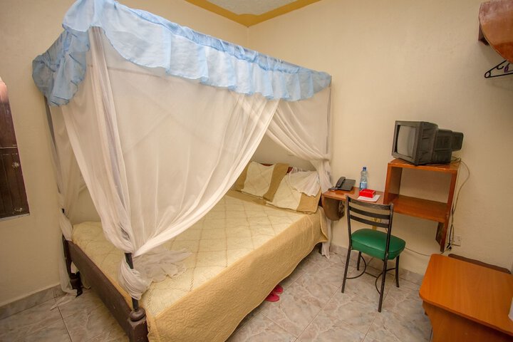 Room 16 of 38