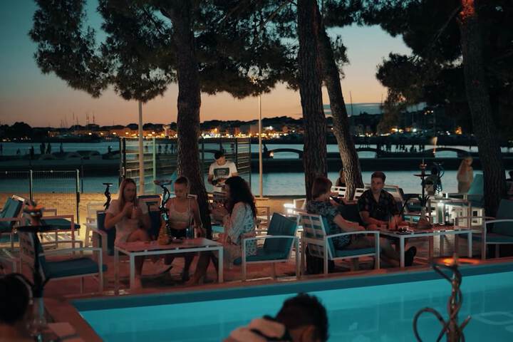 Pool 93 of 138